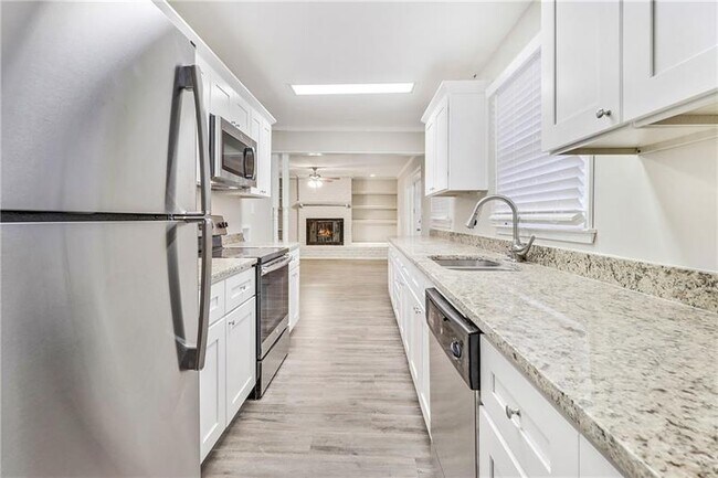 Building Photo - 2800 Kingston Terrace