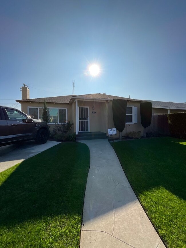 Building Photo - 3074 E Terrace Ave