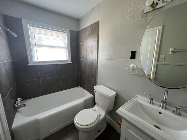 Building Photo - 4020 Ursuline St