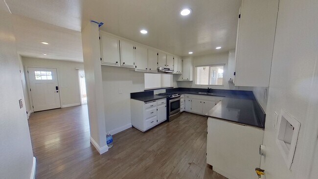 Building Photo - 2 Bedroom, 1.5 Bathroom Home in Orange!
