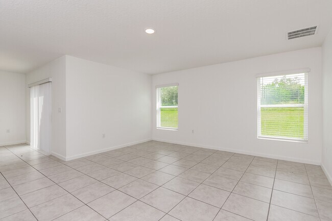 Foto del edificio - 1327 Lucerne Loop Rd NE