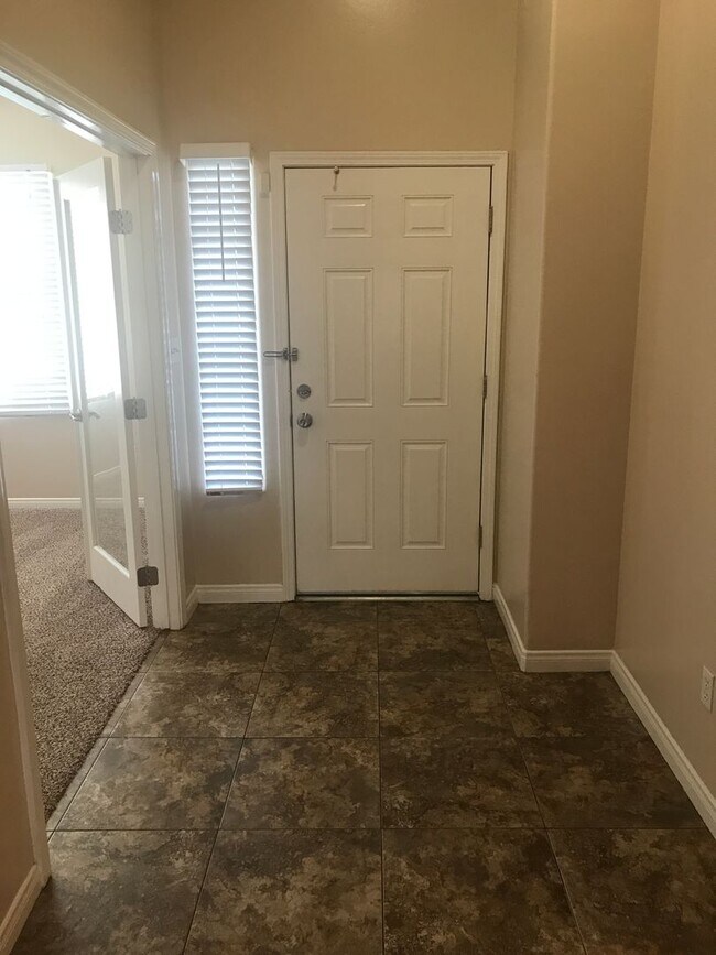 Foto del edificio - 4 bedroom, 2 bathroom home located near Stine Rd/ McKee Rd.