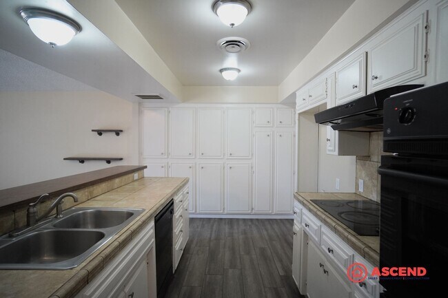 Foto del edificio - Phenomenal Home Located In Gated Community!