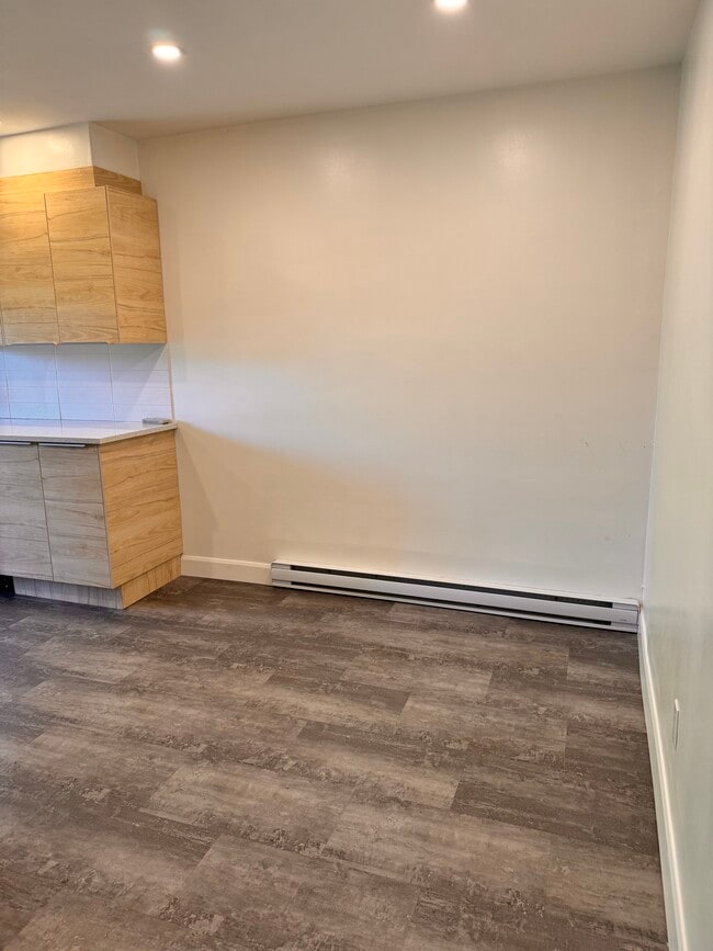 Building Photo - 5400 Av Connaught