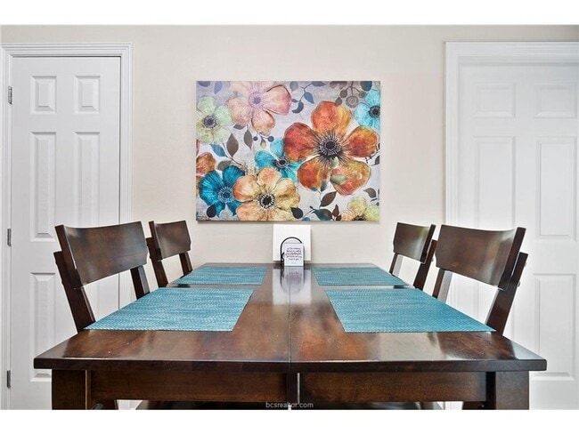 Foto del edificio - AVAILABLE FOR AUGUST PRE-LEASE!! 4 Bed 4 Bath in River Oaks Community!