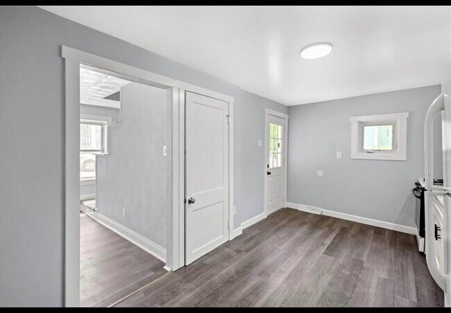 Building Photo - 716 5th Ave