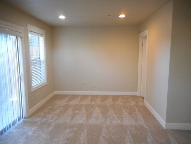 Building Photo - Luxurious Townhouse Living in Albany's Heart