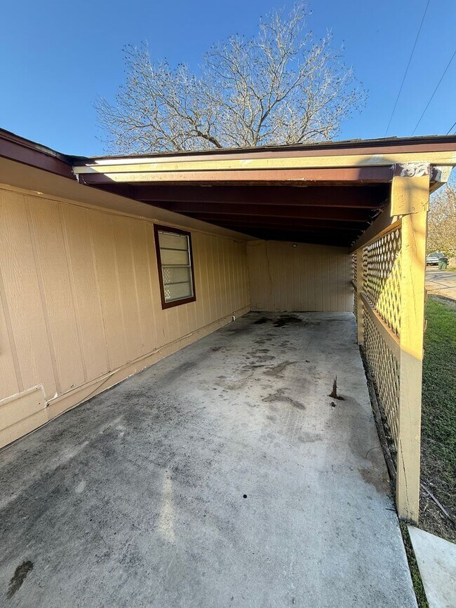 Building Photo - 3 bed 1.5 bath