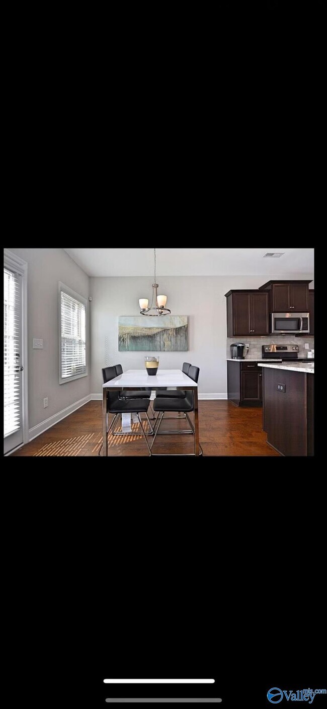 Foto del edificio - 605 Summerdawn Pl