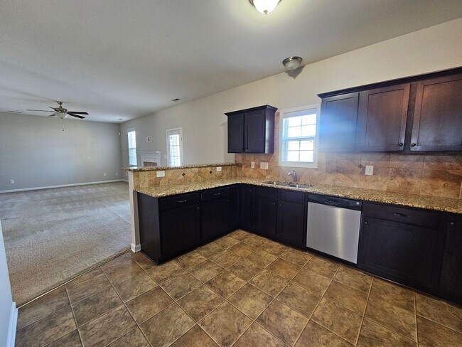 Building Photo - Marvelous 3 Bedroom Home in Lexington Plan...