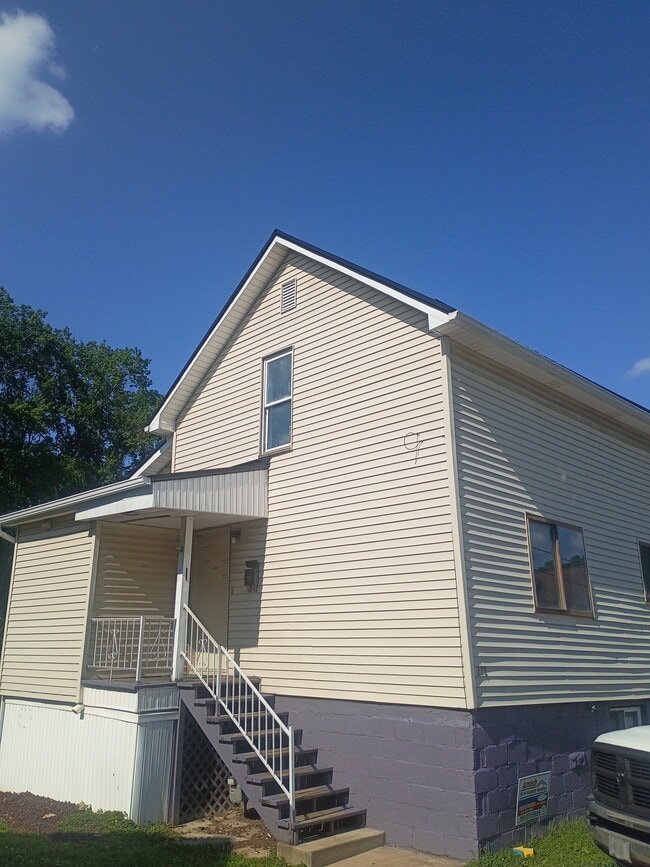 Building Photo - 272 Locust St