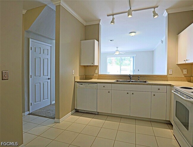 Foto del edificio - 3647 Pine Oak Cir