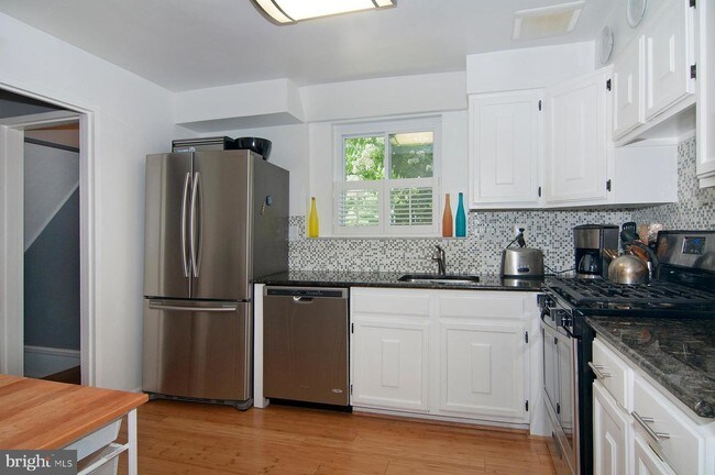 Foto del edificio - 5361 Pooks Hill Rd