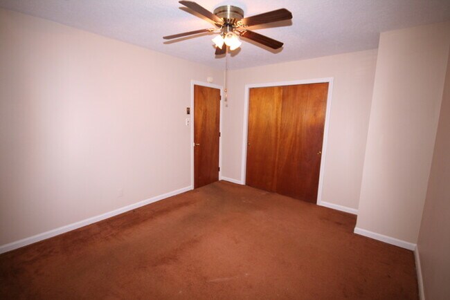Building Photo - 2 Bedroom 1 Bath Apartment