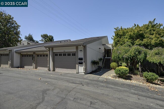 Building Photo - 3377 Rossmoor Pkwy
