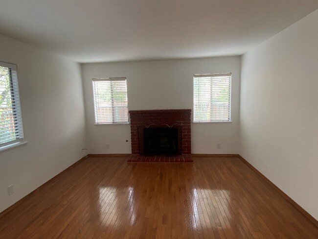 Building Photo - 130 Baroni Ave