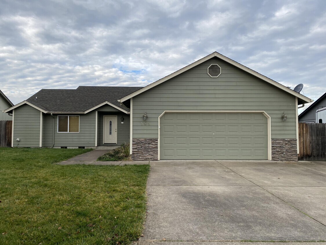 Primary Photo - 585 Creswood Dr