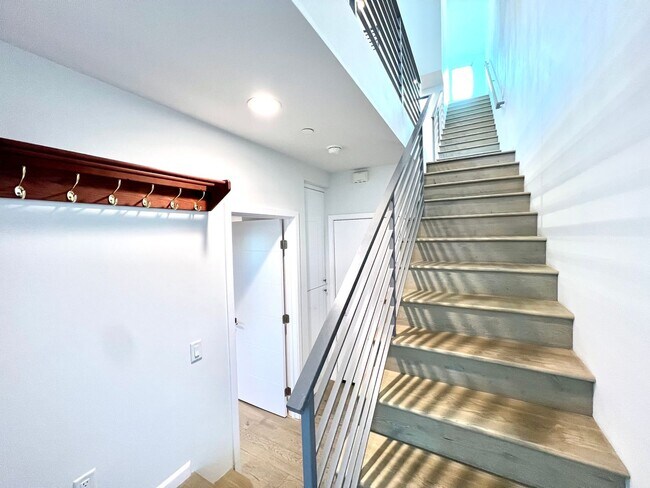 Foto del edificio - Santa Monica - Luxury Townhome w/ Loft!  (...