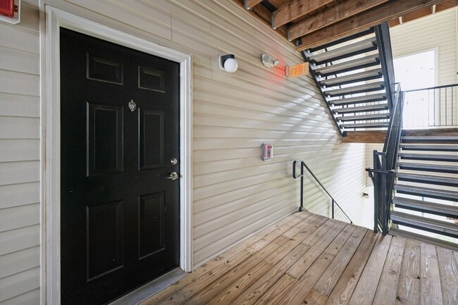 Building Photo - Welcome to this beautiful and bright one-b...