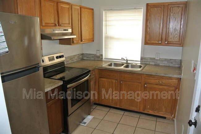 Building Photo - 1711 Le Grand St
