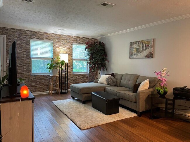 Building Photo - 225 Winding River Dr