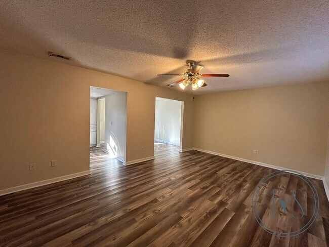 Foto del edificio - MOVE-IN SPECIAL: $500 OFF 1st MONTH'S RENT!**