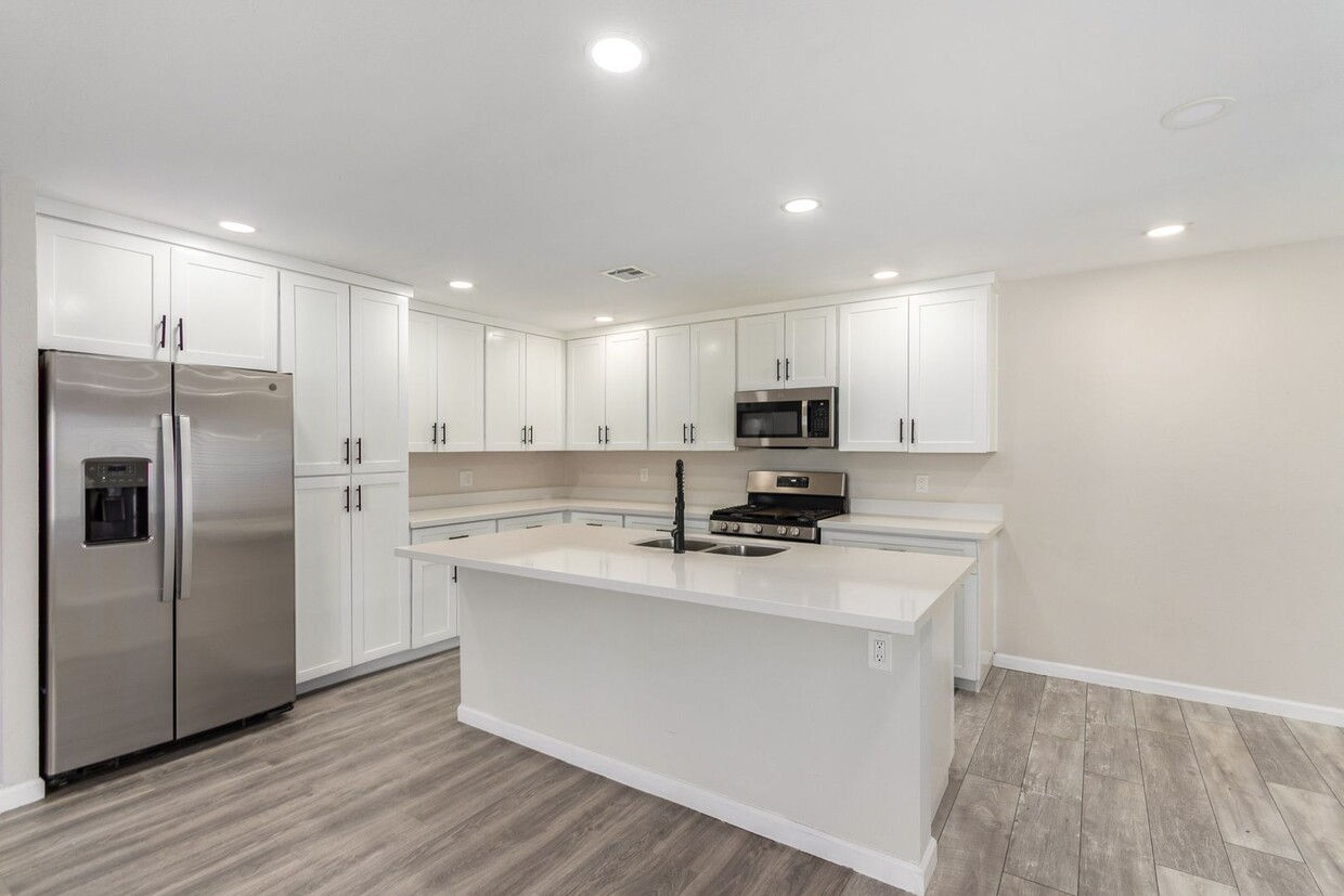 Primary Photo - Stunning 6-Bedroom Home Near ASU with Mode...