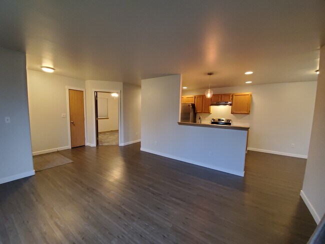 Espacio diáfano con sala de estar, cocina y comedor. - 328 S Dunham Ave