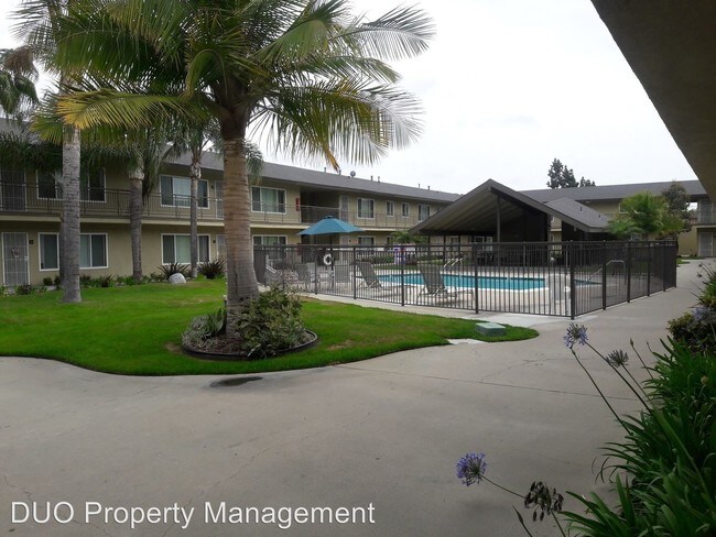 Foto del edificio - 7932 Lampson Ave