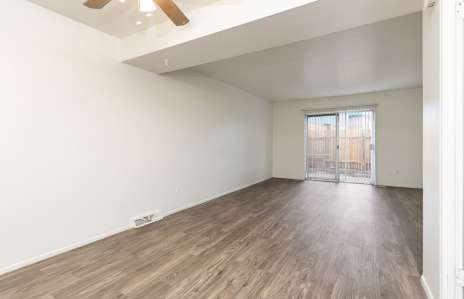 Foto del edificio - The Townhouse Apartment Homes