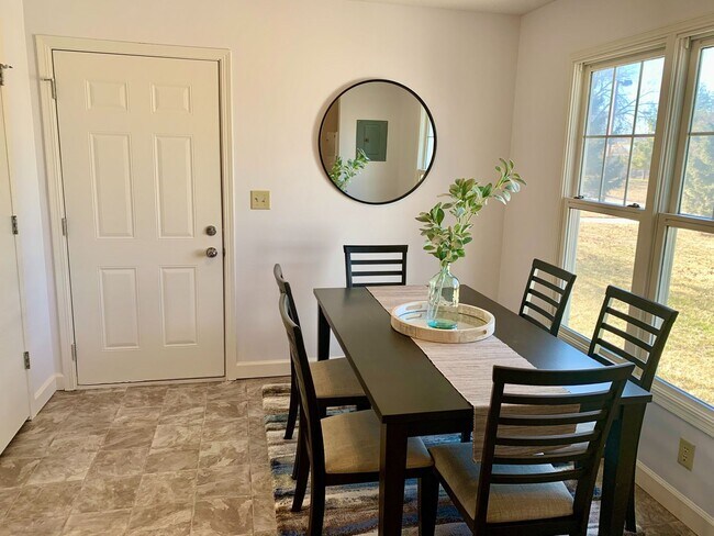 Building Photo - 3 Bedroom 1 1/2 bath TownHome Available,