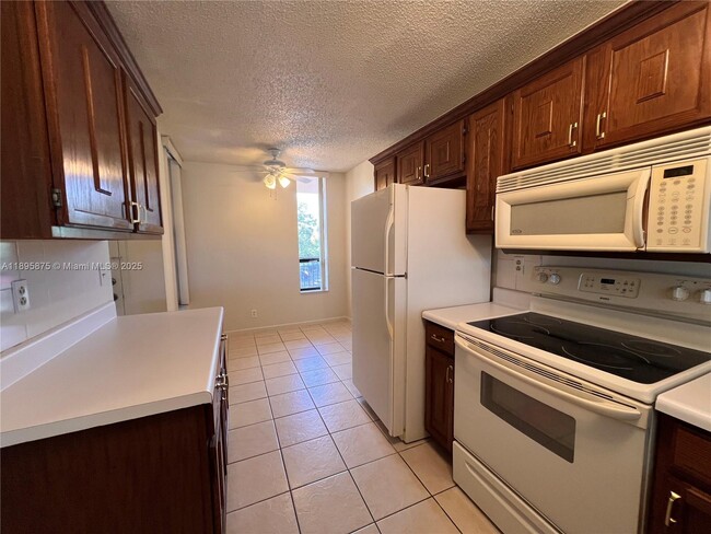 Foto del edificio - 6528 Coral Lake Dr