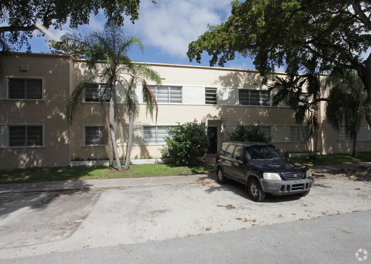 Foto del edificio - 625-635 Santander Ave