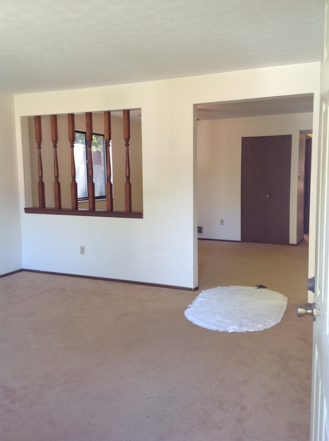 Living Room from entry 14x12 - 170 Glenn St