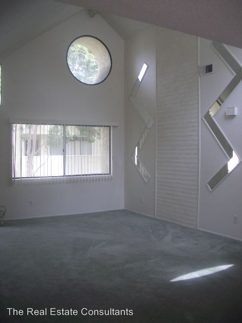 Building Photo - 329 N Melrose Dr