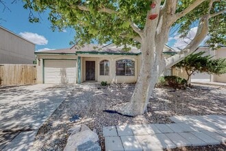 Building Photo - 1729 Chamisa Rd NE