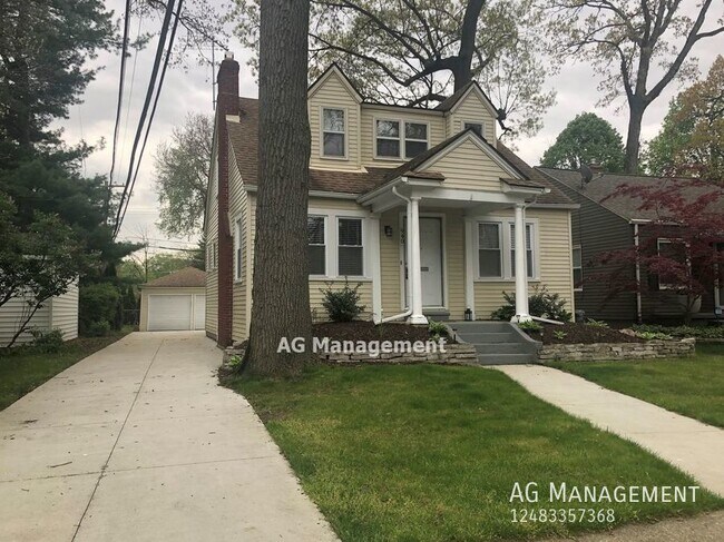 Building Photo - 940 N Pleasant St. - Gorgeous 4Bed/2.5Bath...