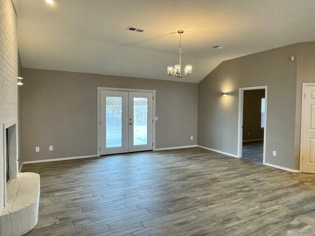 Building Photo - Beautiful updated 3 bed 2 bath