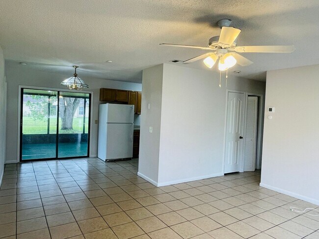 Building Photo - NW Palm Bay 3/2 with 1 car garage and encl...