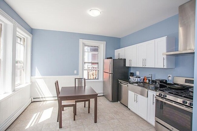 Building Photo - 9/1 Sunny, renovated 3BR near Central, Inm...