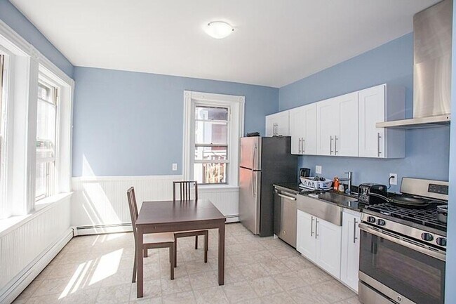Foto del edificio - 9/1 Sunny, renovated 3BR near Central, Inman, Kendall