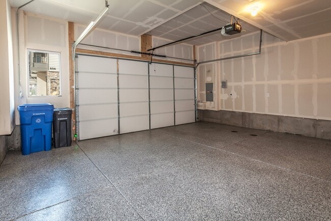 Building Photo - 857 Birdwhistle Ln
