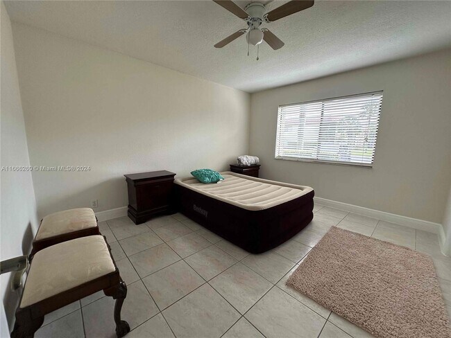 Foto del edificio - 321 Lakeview Dr