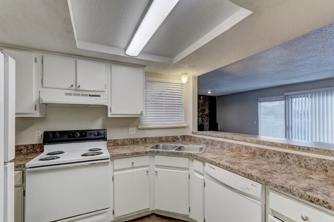 Building Photo - 3 bed 1.5 bath duplex in Midwest City