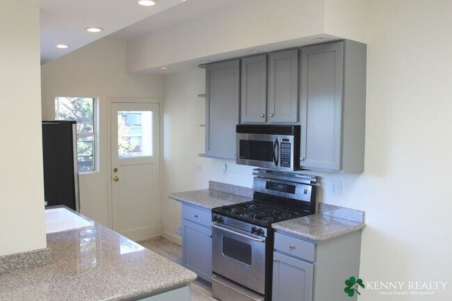 Foto del edificio - Coming Soon: Top Floor Flat with Updated K...
