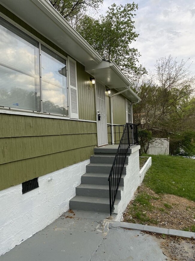Building Photo - Updated 4 bed 2 bath minutes to Downtown C...