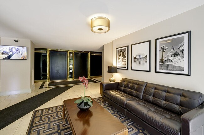 Foto del edificio - Two-level 2BR/2BA Condo with Balcony and Garage Parking