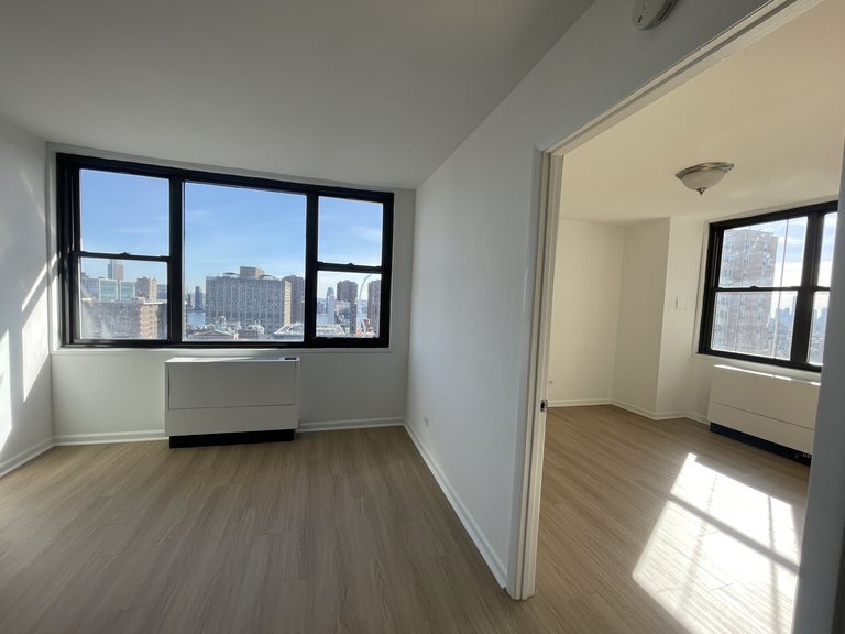 Foto principal - 200 E 27th St