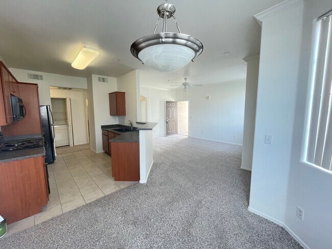 Foto del edificio - NEW CARPET AND PAINT, 2 bed/2 bath/ 1 CG/ Overlooking beautiful pool