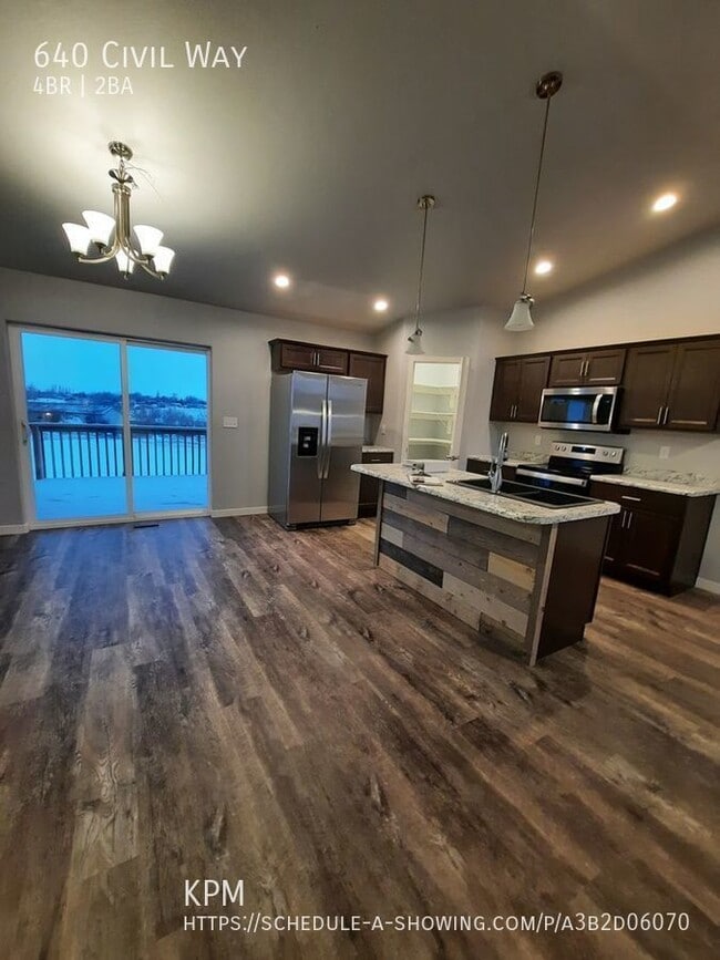 Building Photo - * PENDING APPLICATION * 4 BED | 2 BATH | D...